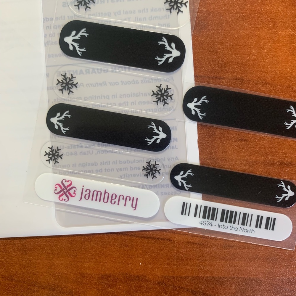 3/$25 Jamberry Into the North wrap!!